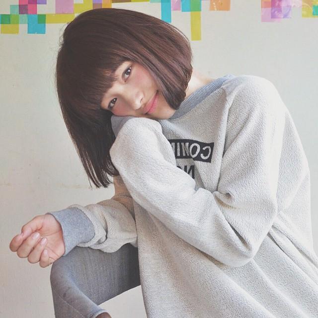 ボブヘアスタイル  うざバング センターパート 編みこみ シースルーバング 無造作 外国人風 ゴールドピン 黒髪 ラフ 耳かけ 外ハネ アンニュイ ウェット かきあげバング ウェーブ 結婚式 デニム アッシュ 透明感