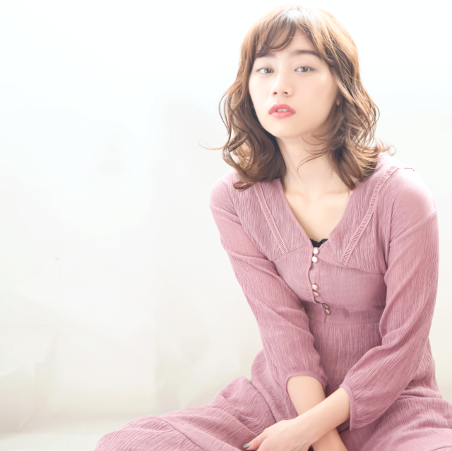 ミディアムヘアスタイル  ヘアーサロン　Loufreasy（ラフリジー） くせ毛風 くせ毛風パーマ 透明感 シースルーバング ラフ 外ハネ アッシュ ナチュラル 外国人風 アンニュイ ウェーブ 無造作 外国人風パーマ イルミナカラー ゆるふわ ゆるふわパーマ パーマ