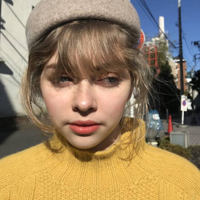 ヘアアレンジヘアスタイル  ベレー帽 ブロンド 無造作 前髪 ヘアアレンジ ニット ファッジ 抜け感 オレンジリップ 後れ毛 外国人風 パーマ くせ毛風 透明感 素肌感 カジュアルアレンジ ハイライト British