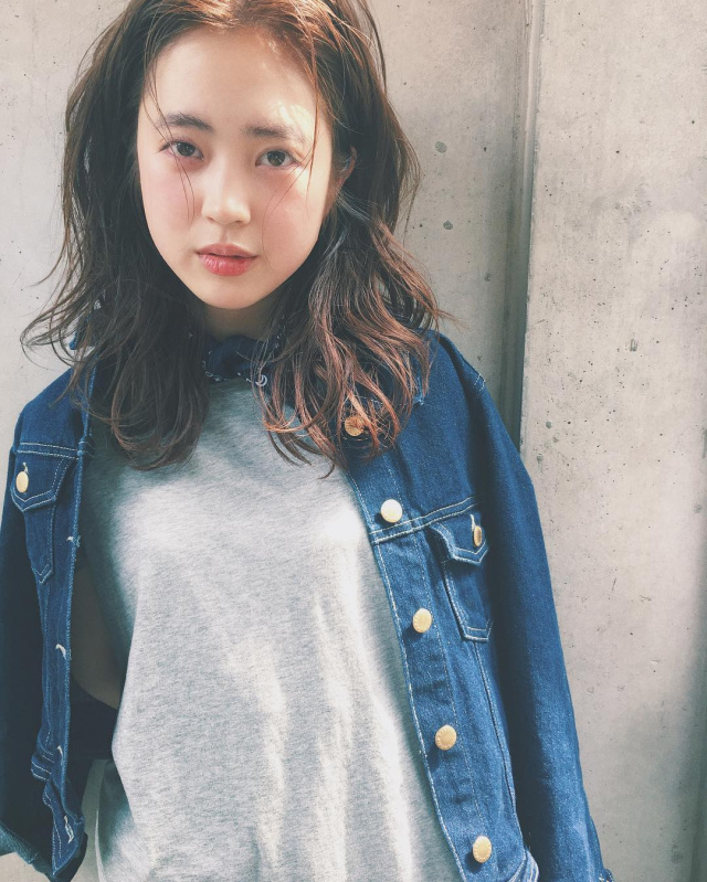 ボブヘアスタイル  AFLOAT D'L うざバング センターパート 編みこみ シースルーバング 無造作 外国人風 ゴールドピン 黒髪 ラフ 耳かけ 外ハネ アンニュイ ウェット かきあげバング 透明感 ウェーブ アッシュ 大人かわいい