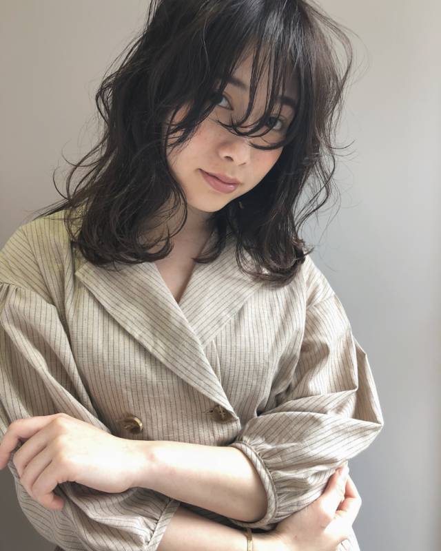ミディアムヘアスタイル  beyond レイヤーミディ ウザバング ウェーブヘアー ワンピース 鎖骨ミディ シースルーバング ナチュラル ヘアアレンジ ヘアスタイル ヘアオイル ナチュラルスタイリング
