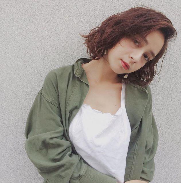 ボブヘアスタイル  かきあげバング 無造作 ラフ くせ毛風 ウェーブ 外国人風 ナチュラル 透明感 シャツ カーキ ファッション 赤リップ roma