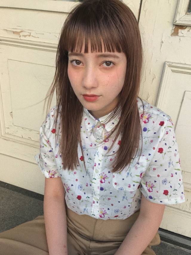 ショートヘアスタイル  La Rica 透明感 ウェーブ うざバング センターパート 編みこみ シースルーバング 無造作 外国人風 ゴールドピン 黒髪 ラフ 耳かけ 外ハネ アンニュイ ウェット かきあげバング 結婚式 デニム アッシュ