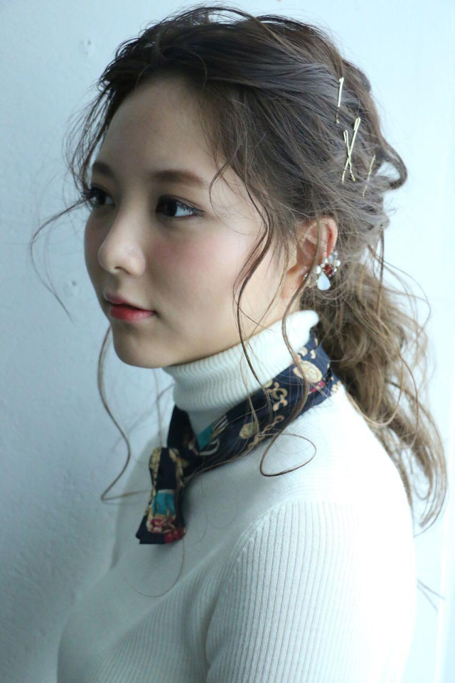 ヘアアレンジヘアスタイル  編みこみ センターパート アンニュイ ウェーブ