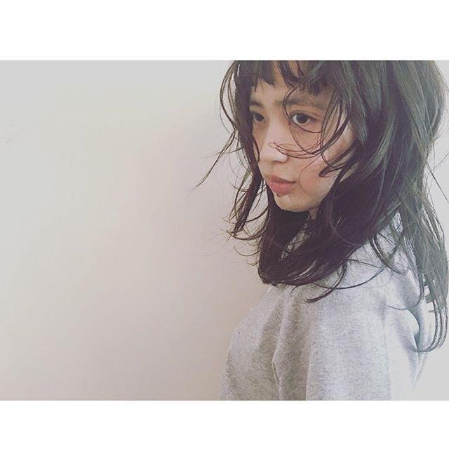 セミロングヘアスタイル  HAIR DERA'S イルミナカラーコーラル イルミナカラー銀座 銀座 銀座美容室 ピンク ピンクカラー ３Dハイライト セミロング ２０代 ハイライト コーラル