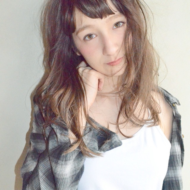 セミロングヘアスタイル  浅野目結花 ショートバング 眉上バング 透明感 くせ毛風 ナチュラル リラックススタイル カジュアル チェックシャツ 立川