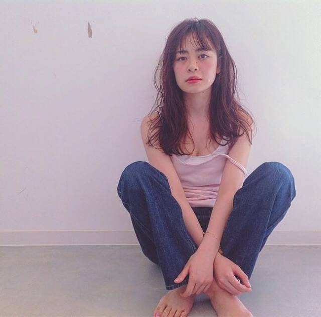 ミディアムヘアスタイル  people 無造作 外国人風 黒髪 ラフ 外ハネ アンニュイ ウェット 透明感 ショートバング