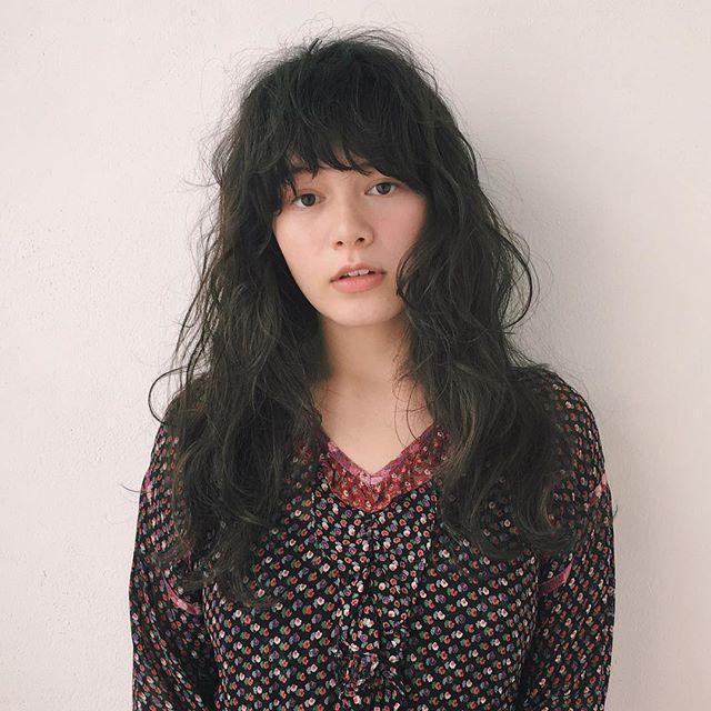 セミロングヘアスタイル