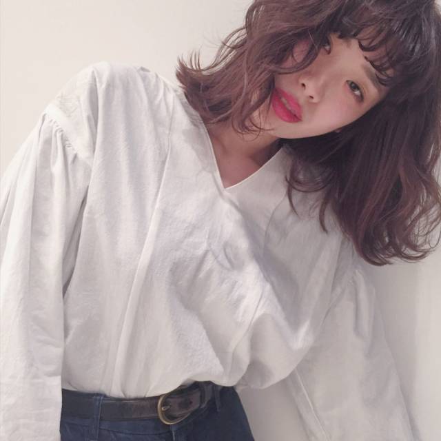 ミディアムヘアスタイル  hairsalon de Forever Lux ミディアム ラフ 無造作 カール モテ愛され ミルクティー 似合わせカット 小顔 厚めバング 耳かけ
