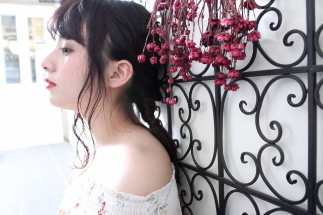 ヘアアレンジヘアスタイル  La Rica ゴールドピン ラフ 黒髪 シースルーバング 外国人風 編みこみ 外ハネ センターパート ウェット 無造作 結婚式 アンニュイ ウェーブ 透明感 ショートバンク アッシュ アレンジ ブルージュカラー ストレート