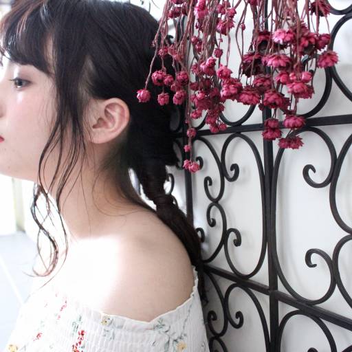 ヘアアレンジヘアスタイル  La Rica ゴールドピン ラフ 黒髪 シースルーバング 外国人風 編みこみ 外ハネ センターパート ウェット 無造作 結婚式 アンニュイ ウェーブ 透明感 ショートバンク アッシュ アレンジ ブルージュカラー ストレート