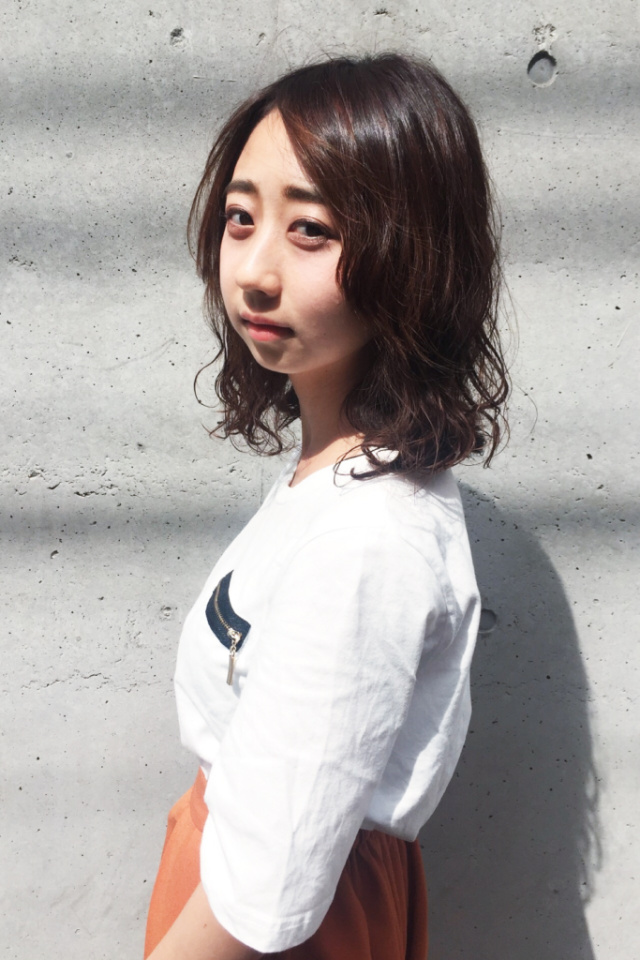 ミディアムヘアスタイル  Lounge by morio パーマ ミディアム ナチュラル 自然光 池袋 大人 パーマスタイル 秋冬 秋ヘア 都内 ウェーブ ヘアカラー ヘアスタイル 可愛い 大人パーマ 大人可愛い 佐野元気