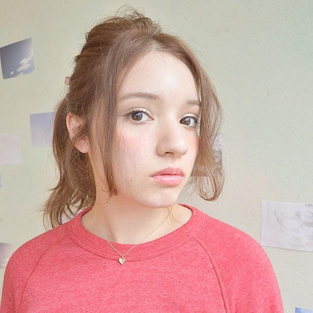 ボブヘアスタイル  AMILI シースルーバング 無造作 外国人風 ラフ 耳かけ 外ハネ アンニュイ 透明感 アッシュ