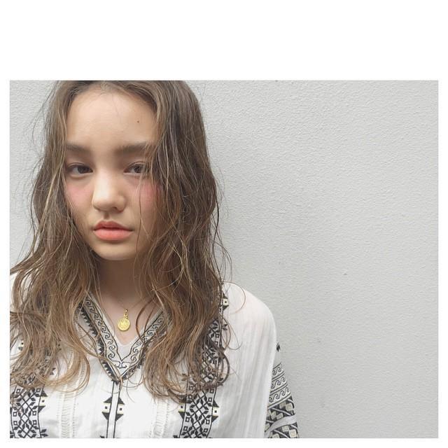 ロングヘアスタイル  内埜晃宏 外国人風 透明感 センターパート ほつれウェーブ 束感 ウェット ラフ 無造作 くせ毛風 表参道 原宿 meuvle