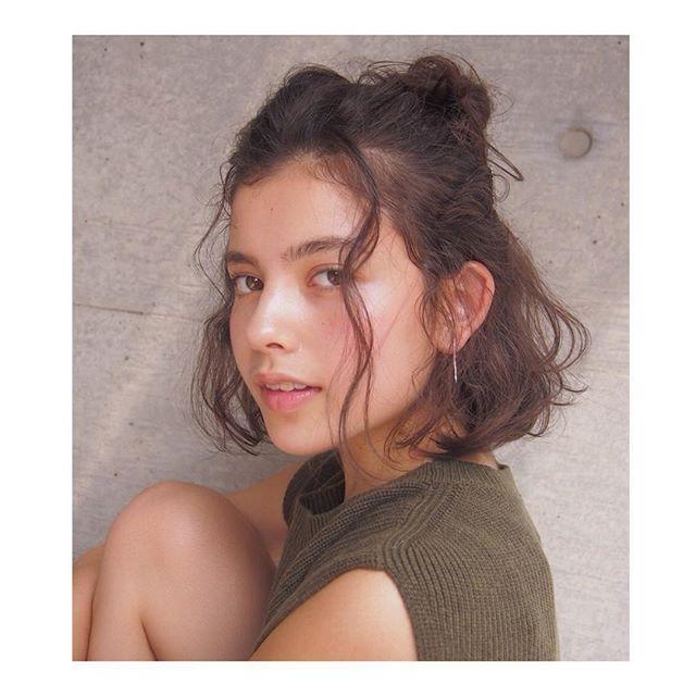 ヘアアレンジヘアスタイル  齋藤愛 ボブアレンジ ハーフアップ ウェーブ アップバング 外国人風 無造作 ラフ ルーズ カジュアル 表参道 青山 ボブ カーキ ファッション