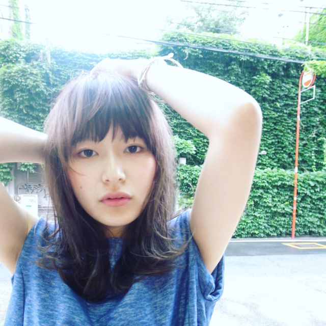ミディアムヘアスタイル  シースルーバング 無造作 外国人風 黒髪 ラフ 外ハネ アンニュイ 透明感 アッシュ people