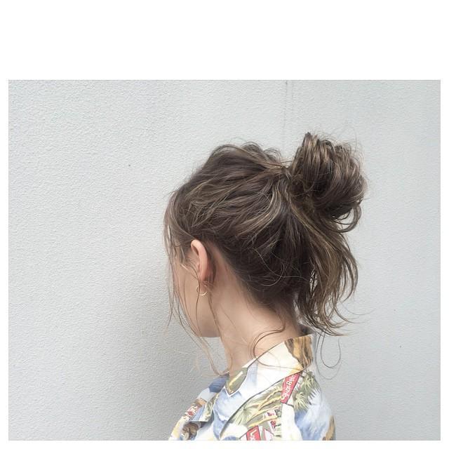 ミディアムヘアスタイル  PLACE IN THE SUN デニム 外ハネ ハイトーン カラー #インナーカラー デザインカラー