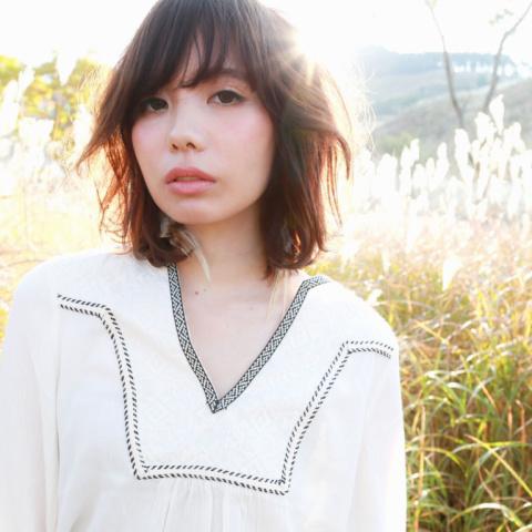 ロングヘアスタイル  センターパート ラフ ウェーブ 赤リップ デニム デニムパンツ 無造作 ウェット BAROQUE