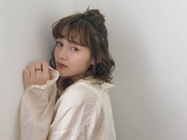 ヘアアレンジヘアスタイル  無造作 ラフ 外ハネ アンニュイ ウェーブ ハイライト 抜け感 透明感 ナチュラル ヘアアレンジ 簡単アレンジ ボブ おだんごアレンジ 切りっぱなしボブ