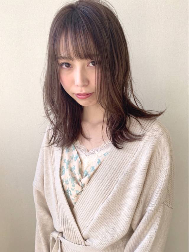 ミディアムヘアスタイル  ラフ 無造作 透明感 アッシュ アンニュイ モテ 愛され ナチュラル シースルーバング おフェロ グレージュ ベージュ パーマ 抜け感 大人可愛い 前髪 束間 ハイライト