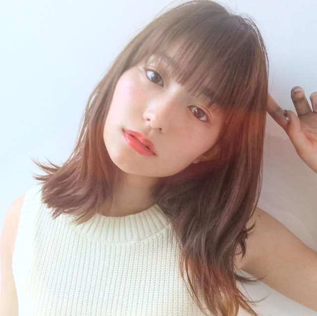 ミディアムヘアスタイル  外ハネ 前髪 シースルーバング 切りっぱなし ラフ 無造作 アッシュ ベージュ モーブカラー 束感前髪 ロブ ボブディ Grow