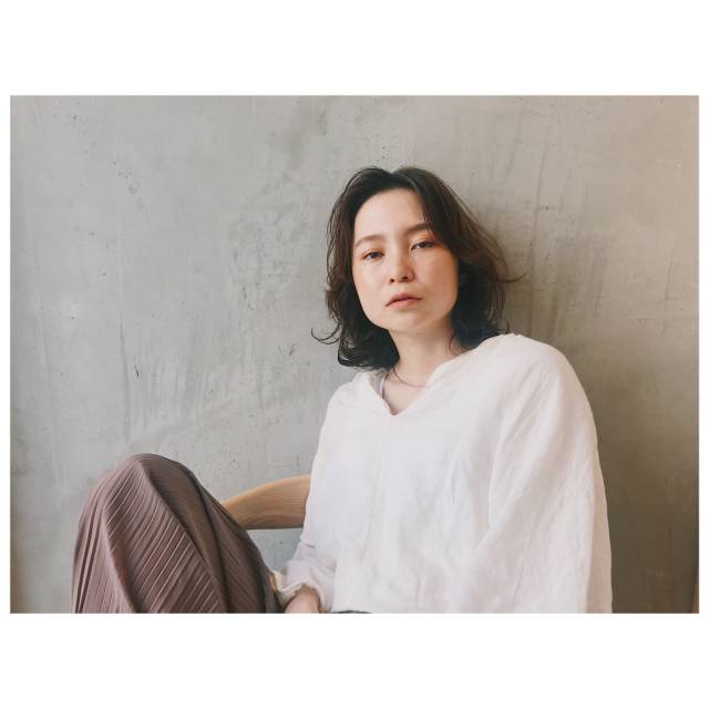 ボブヘアスタイル  うざバング アンニュイ ウェット ウェーブ デニム ラフ 外ハネ 外国人風 無造作 耳かけ 透明感