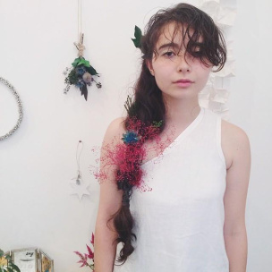 NOTヘアアクセ。ヘアアレンジにつけるお花の飾り方8選