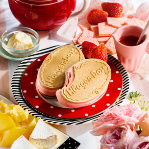 【ハーゲンダッツ新作】クリスピーサンド「ストロベリーフロマージュ」は濃厚チーズがおいしいと...