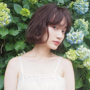 「前髪ありボブ」のセット方法6選。ぱっつん、伸ばしかけ、眉上バングの流し方