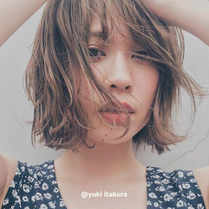 ふんわり風になびく。空気感たっぷりの「#軽めボブ」が今の気分。