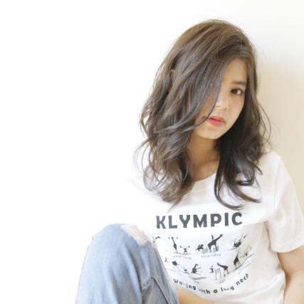 ミディアムヘアスタイル  うざバング かきあげバング アッシュ アンニュイ ウェット ウェーブ シースルーバング センターパート デニム ラフ 外ハネ 外国人風 無造作 耳かけ 透明感