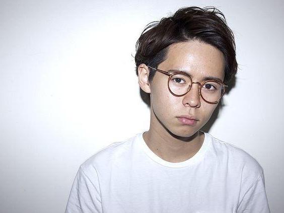 メンズのショートヘアスタイル  田中 祐仁郎 ダークトーン めがね 黒髪 かりあげ ツーブロ 渋谷 FRAGMENT