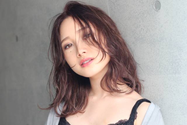 ショートヘアスタイル  Heartim 代官山店 センターパート 外国人風 耳かけ アッシュ グレージュ イヤリング ショート エレガント ドライ質感 ブロンド 抜け感 ワンピース ファッジ ハイトーンカラー ベリーショート ショートアレンジ ハイライト ベージュ マッシュ