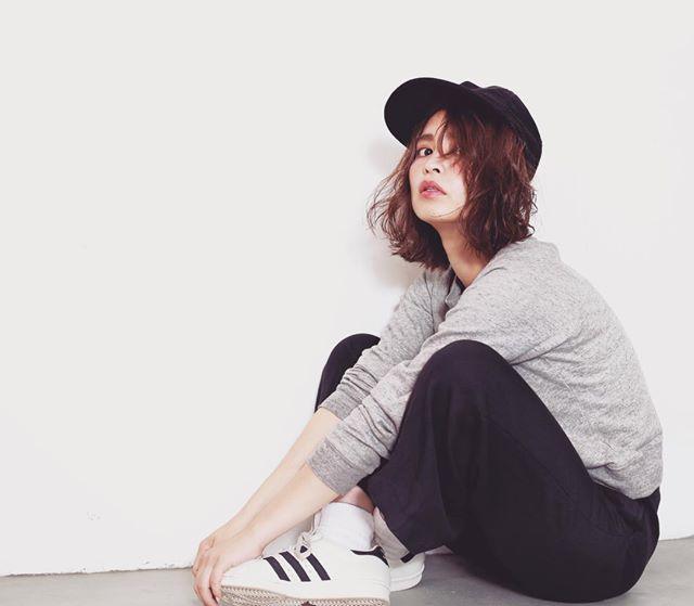セミロングヘアスタイル  ROVER ルーズ ゆるふわ 抜け感 アッシュ ウェーブ 透明感 かきあげバング アンニュイ うざバング 無造作 外国人風 ラフ 耳かけ 外ハネ 結婚式