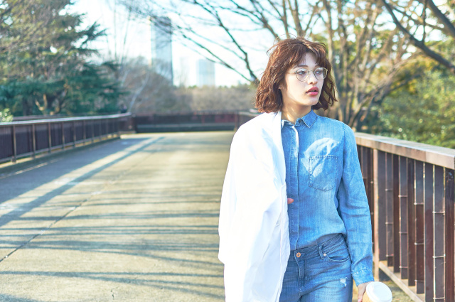 ボブヘアスタイル  ナチュラル ラフ 無造作 透明感 ウェット 外国人風 アンニュイ ウェーブ ダークトーン くせ毛風 表参道 デニム ルーズ アッシュ 抜け感 大人可愛い ショートボブ 外ハネ