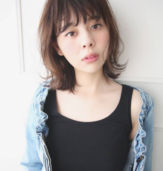 セミロングヘアスタイル  UNION うざバング シースルーバング 無造作 外国人風 ラフ 耳かけ 外ハネ アンニュイ ウェーブ アッシュ ドライ 軽めロング