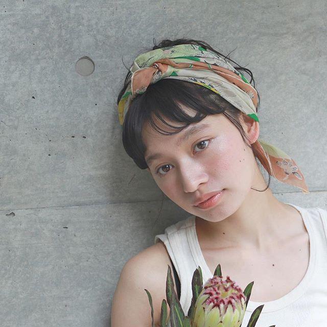 ミディアムヘアスタイル  無造作 ラフ 外ハネ アンニュイ ウェット 透明感 アッシュ ナチュラル ゆるウェーブ