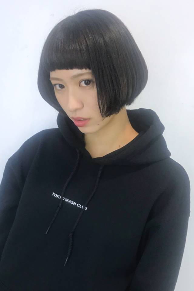 ロングヘアスタイル  外国人風 センターパート 無造作 ラフ くせ毛風 ランダム ウェーブ ナチュラル シンプル ニット ノームコア