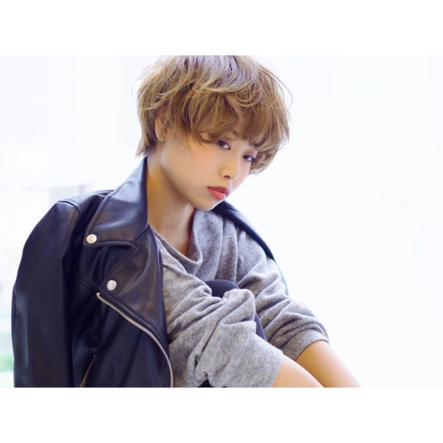 ショートヘアスタイル  AMILI おフェロ くせ毛風 ラフ 透明感 アッシュ ハイトーン ハイトーンカラー 金髪 マッシュ シースルーバング アンニュイ ウェーブ 無造作 ベリーショート