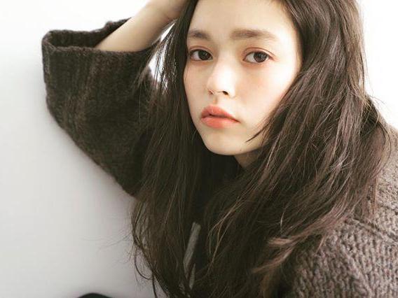 ロングヘアスタイル  パーマ ウェーブ 無造作 ラフ 束感 センターパート 耳かけ ダークトーン ミントアッシュ ナチュラル ニット カーキ ファッション Arisa Uchiyama stand