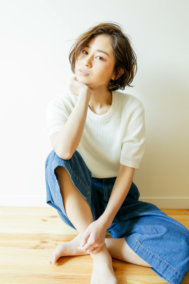 ボブヘアスタイル  かきあげバング アンニュイ ウェット シースルーバング センターパート デニム ラフ 外ハネ 外国人風 無造作 耳かけ 透明感