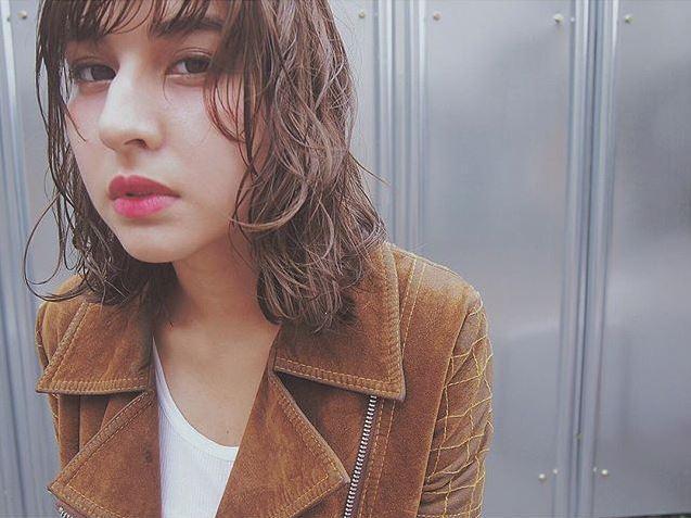 ミディアムヘアスタイル  外国人風 ロブ ウェット ウェーブ 束感 無造作 ラフ 赤リップ