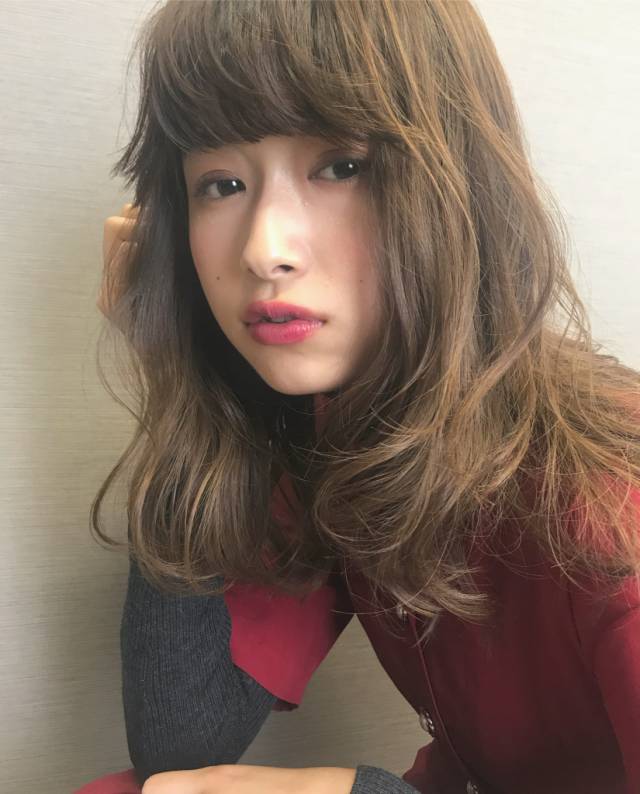 ミディアムヘアスタイル  AFLOAT D'L うざバング センターパート 編みこみ シースルーバング 無造作 外国人風 ゴールドピン 黒髪 ラフ 耳かけ 外ハネ アンニュイ かきあげバング ウェーブ 結婚式 アッシュ 透明感 大人かわいい