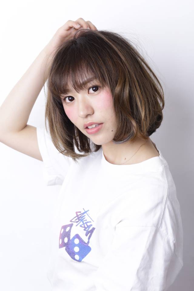 ショートヘアスタイル  AMILI うざバング シースルーバング 無造作 外国人風 ラフ 耳かけ 外ハネ アンニュイ ウェット アッシュ