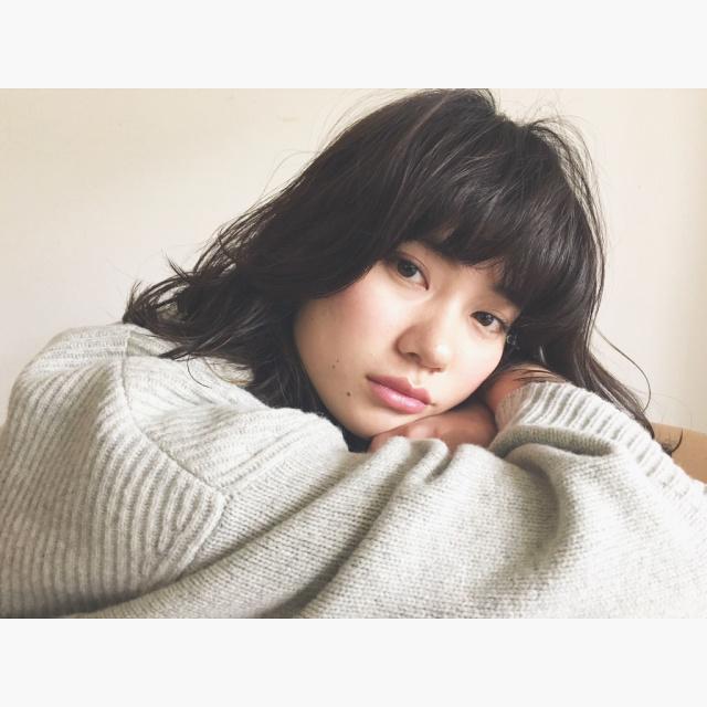 ミディアムヘアスタイル  無造作 外国人風 黒髪 ラフ 耳かけ 外ハネ アンニュイ ダークトーン くせ毛風 簡単スタイリング 好感度