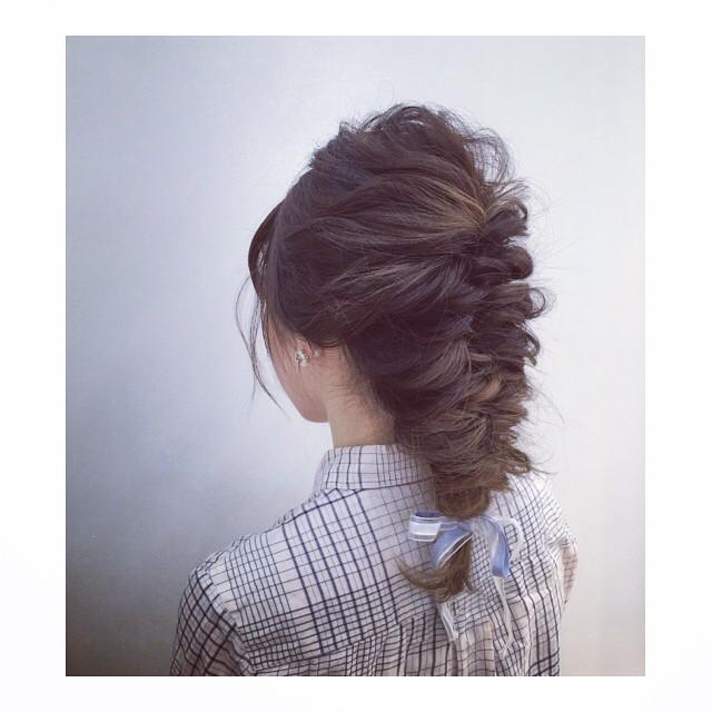 ロングヘアスタイル  センターパート 耳かけ 無造作 くせ毛風 ラフ セミウェット 外国人風 カジュアル パーカー ノームコア 赤リップ