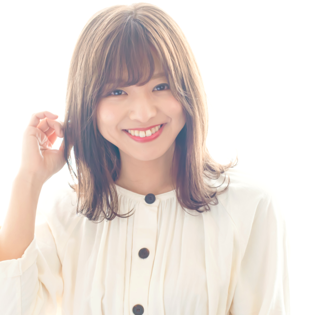 ミディアムヘアスタイル  ヘアーサロン　Loufreasy 外ハネ アッシュ 透明感 外国人風 デニム ナチュラル イルミナ イルミナカラー 抜け感 ミディアム セミディ ロブ ボブディ 大人可愛い 大人かわいい 伸ばしかけ うざバング