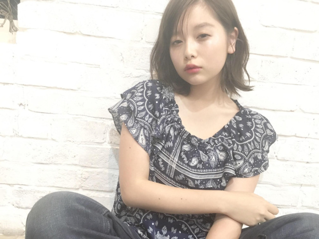 セミロングヘアスタイル  カラーバター ビビッド ピンク グラデーションカラー ハイライト グラデーション ピンクラベンダー ラベンダーカラー デニム blue faces