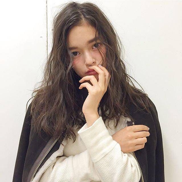 ロングヘアスタイル  ダークトーン アッシュ 無造作 ランダム ウェーブ くせ毛風 透明感 外国人風 ブルゾン stand