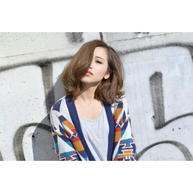 ボブヘアスタイル  AMILI おフェロ うざバング ハイトーン 無造作 ラフ ar くせ毛風 透明感 外ハネ アッシュ 外国人風 アンニュイ